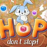 Modrý zajac sedí na nápise HOP dont stop!