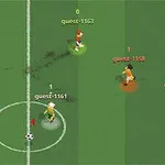Postavičky hráčov na zelenom futbalovom ihrisku s loptou a menovkami nad hlavami
