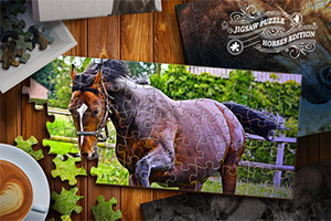 Puzzle s obrázkom cválajúceho koňa na drevenom stole obklopený šálkou kávy a rozloženými dielikmi