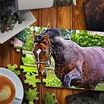 Puzzle s obrázkom cválajúceho koňa na drevenom stole obklopený šálkou kávy a rozloženými dielikmi
