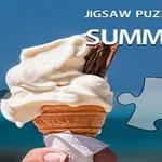 Zmrzlina v kornútku s čokoládovou tyčinkou držiacou na pozadí modrej oblohy s nápisom Jigsaw Puzzle: Summer