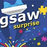 Nápis Jigsaw Surprise so záplavou farebných puzzle dielikov na modrom pozadí