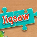 Názov Jigsaw na modrom puzzle diele obklopenom farebnými dielmi na drevenom pozadí