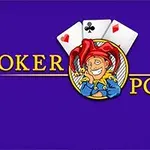 Joker s veselým výrazom v klobúku, obklopený tromi kartami, na modrom pozadí s nápisom „Joker Poker“