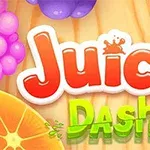 Farebné logo s nápisom Juicy Dash na drevenom pozadí, obklopené ovocím ako sú pomaranče a hrozno