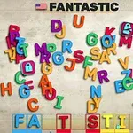 Farebné písmená rozptýlené na svetlom pozadí s nápisom FANTASTIC hore