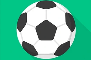 Čiernobiela futbalová lopta na zelenom pozadí