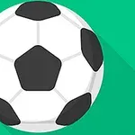 Čiernobiela futbalová lopta na zelenom pozadí