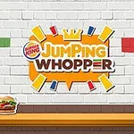 Logo Jumping Whopper na tehlovej stene s obrázkom burgra na stole v popredí