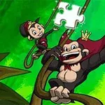 Dvaja kreslení opice s korunkami šplhajú po lianách v džungli, držiac dielik puzzle