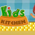 Farebné logo s textom Kids Kitchen vedľa postavičky dieťaťa s červenými vlasmi a pruhovaným tričkom na pozadí s modro-žltou kockovanou stenou