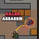 Dvaja ozbrojení figúrky sa skrývajú za drevenými debňami v bludisku s nápisom KILLER ASSASSIN v strede