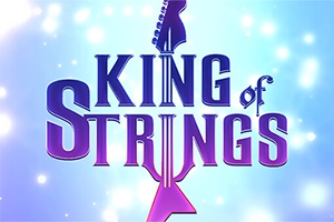 Text King of Strings s motívom gitary na modrom pozadí s bielymi svetelnými efektmi