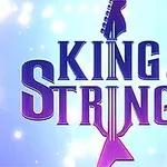 Text King of Strings s motívom gitary na modrom pozadí s bielymi svetelnými efektmi