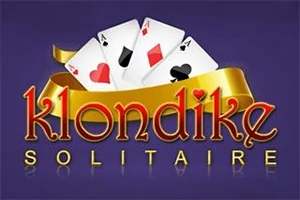 Herné karty s rôznymi znakmi na pozadí s názvom klondike solitaire a zlatou stuhou
