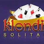 Herné karty s rôznymi znakmi na pozadí s názvom klondike solitaire a zlatou stuhou