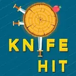 Drevený terč s tromi zapichnutými nožmi a jabĺčkom na modrom pozadí, doplnený textom KNIFE HIT v žltých písmenách