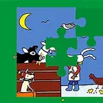 Zvieratá na farme vrátane kravy, kohúta a kuriatok sú znázornené na nedokončenej puzzle skladačke na zelenom pozadí