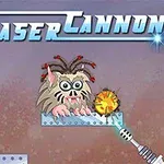 Kreslený tvor s hustou srsťou a vystrašenými očami stojí na kovovej plošine vedľa laserového dela