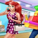 Žena s červenými vlasmi v fialovo-bielych šatách stojí v obchode, zatiaľ čo muž nesie vysokú kôpku farebných krabíc