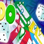 Farebný nápis „LUDO“ s dvoma kockami a farebnou hracou doskou na modrom pozadí