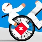 Osoba celá obviazaná v bielych obväzoch sedí na invalidnom vozíku, ktorý je vo vzduchu a drží červenú lekárničku s bielym krížom