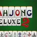 Nápis MAHJONG DELUXE 2 na zelenom pozadí s ilustrovanými hracími dlaždicami
