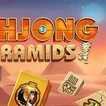 Text Mahjong Pyramids na pozadí púšte s pyramídami a mahjong dlaždicami s egyptskými symbolmi