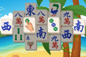 Mahjong dlaždice s čínskymi znakmi a obrázkami na pláži s palmami v pozadí