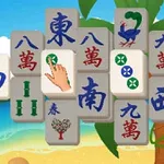 Mahjong dlaždice s čínskymi znakmi a obrázkami na pláži s palmami v pozadí