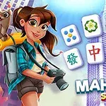 Mladá žena držiaca fotoaparát, s niekoľkými mahjong kameňmi v pozadí pri panoráme mesta