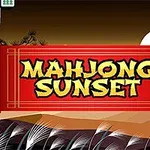 Červený zvitok s nápisom MAHJONG SUNSET na pozadí západu slnka s mesiacom a čierno-bielymi trávami