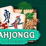 Dva mahjong dlaždice s kvetmi a vtákom na tmavomodrom pozadí s výrazným nápisom Mahjongg Solitaire