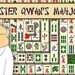Usmievavý postava v bielom plášti stojí pred usporiadanými kameňmi Mahjongu s rôznofarebnými symbolmi na zelenom pozadí s nápisom hore