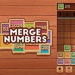 Hra s dreveným pozadím a číslovanými blokmi na mriežke, s nápisom Merge Numbers na ľavej strane