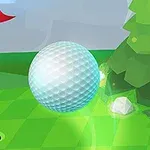 Golfová loptička blízko jamky na zelenom ihrisku s červenou vlajkou a okolitou prírodou