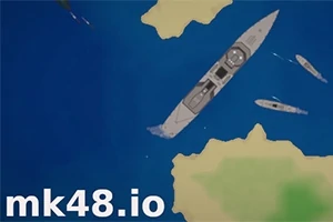 Vojnová loď plávajúca medzi zelenými ostrovmi na modrom mori s nápisom mk48