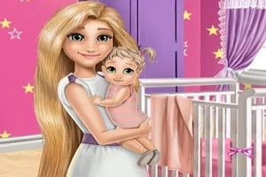 Žena s dlhými blond vlasmi drží bábätko v detskej izbe s ružovou výzdobou a postieľkou