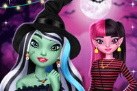 V Monster High obliekajte postavy do strašidelných a štýlových outfitov