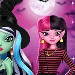 Dvaja farebne oblečení a nalíčení fantasy postavy, jedna s klobúkom, pred ružovo-fialovým pozadím s úplňkom
