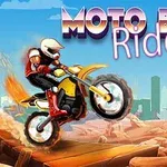 Motorkár v bielom priesvitnom oblečení skáče na žltom motocykli cez rampu na piesočnatej pláži s mestom v pozadí