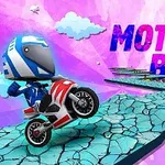 Motorkár v modrej prilbe jazdí po popraskanej ceste na motorke s pozadím ružových oblakov a nápisom MOTO BOSS