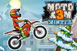 Motocyklista v oranžovo-zelenom oblečení skáče na dirt bikeri pred zasneženou krajinou s vianočným stromčekom