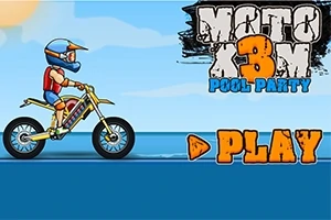 Motocyklista v prilbe jazdiaci na motorke s nápisom PLAY a názvom MOTO X3M Pool Party na pozadí
