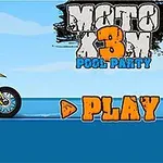 Motocyklista v prilbe jazdiaci na motorke s nápisom PLAY a názvom MOTO X3M Pool Party na pozadí