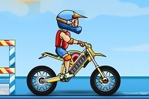 Muž na motocykli v prilbe a chráničoch jazdí po modrej plošine s prekážkami na pozadí jasnej oblohy