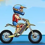 Muž na motocykli v prilbe a chráničoch jazdí po modrej plošine s prekážkami na pozadí jasnej oblohy