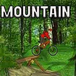 Cyklista na horskom bicykli skáče cez rampu v lesnom prostredí