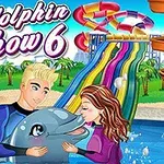 Muž a žena držia delfína v bazéne s farebnými šmykľavkami a palmami v pozadí