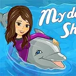 Žena v fialovom oblečení pláva s delfínom vo vode, vedľa nápisu My dolphin Show
